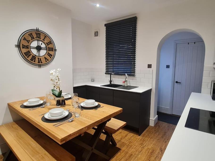 Centrally Located To The City Of Lincoln Exterior foto